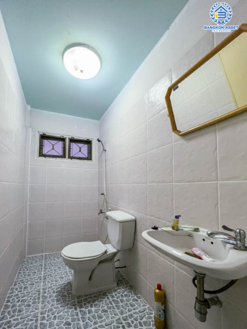 ทาวน์เฮ้าส์มือสองย่านนนทบุรี ม.ดิเอมเมอรัลด์พาร์ค2 บางกรวย-ไทรน้อย บนเนื้อที่ 18 ตร.ว. ฟังก์ชัน 2 ห้องนอน 2 ห้องน้ำ 1 ที่จอดรถ บ้านพร้อมอยู่ ต่อเติมครบ ลงเสาเข็มในครัว เชื่อมต่อถ.ชัยพฤกษ์ ใกล้เซ็นทรัลเวสต์เกต เพียง15 นาทีถึงรถไฟฟ้าสายสีม่วง "สถานีบางพลู"...